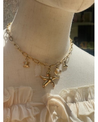 COLLIER AVA